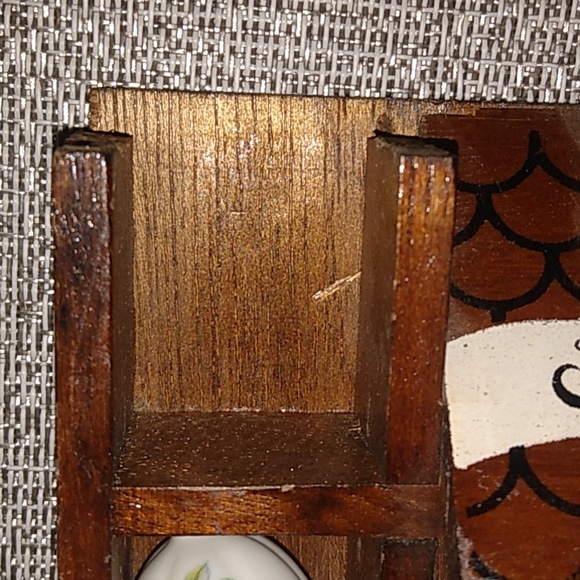 Thimbleville Wooden 1980s Stand with 24 Thimbles - Picture 12 of 12